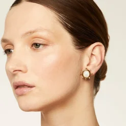 Boucles d'oreilles puces Tiki petit modèles dorées - Nacre blanche